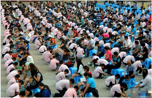 250 bạn học sinh đã quỳ gối cúi lạy và rửa chân cho bố mẹ tại thao trường trường thực nghiệm Kiên Trung, thành phố Lạc Dương tỉnh Hà Nam, Trung Quốc